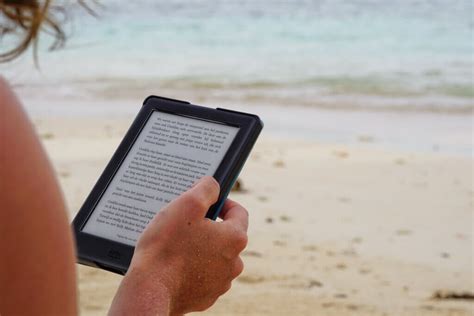 how many books can a kindle paperwhite hold and does the color affect reading experience?